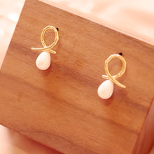 將圖片載入圖庫檢視器 18K Gold Plated Cross Pearl Stud Earrings