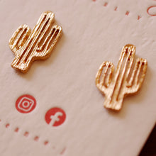 將圖片載入圖庫檢視器 Matte Gold Plated Cactus Earrings