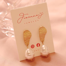 將圖片載入圖庫檢視器 Matte Gold Plated Pearl Drop Earrings