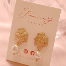 Load image into Gallery viewer, Matte Gold Plated Shell Pearl Drop Earrings