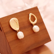 將圖片載入圖庫檢視器 Matte Gold Plated Unbalanced Pearl Drop Earrings