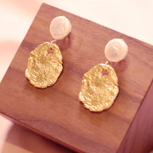 將圖片載入圖庫檢視器 18K Gold Plated Rippled Dise Button Shaped Baroque Pearl Drop Earrings