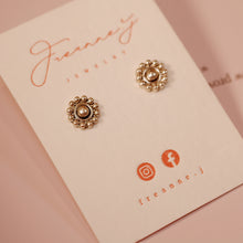 Load image into Gallery viewer, S925 Silver Mini Sun Flower Earrings