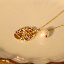 Load image into Gallery viewer, 18K Gold Plated Shell Shaped Pearl Necklace