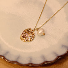 將圖片載入圖庫檢視器 18K Gold Plated Shell Shaped Pearl Necklace
