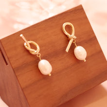 將圖片載入圖庫檢視器 18K Gold Plated Unbalanced Knot Pearl Earrings