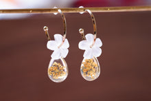 將圖片載入圖庫檢視器 Acrylic Resin Dried Flower Earrings