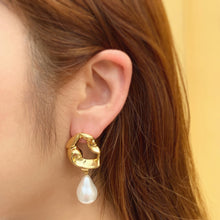 將圖片載入圖庫檢視器 Swirl Earrings in Brass with Pearl