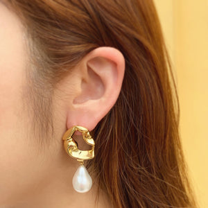 Swirl Earrings in Brass with Pearl