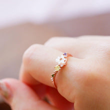 將圖片載入圖庫檢視器 Rose Gold Plated White Shell Flower Cubic Zirconia Ring - Joanne