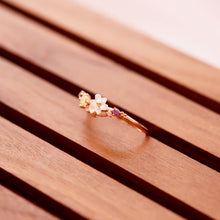將圖片載入圖庫檢視器 Rose Gold Plated White Shell Flower Cubic Zirconia Ring - Joanne