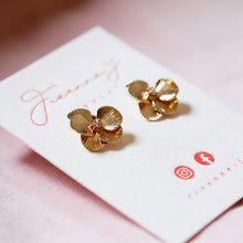 將圖片載入圖庫檢視器 18K Gold Plated Flower Stud Earrings