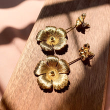 將圖片載入圖庫檢視器 Double Flower Drop Earrings in Brass