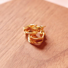 將圖片載入圖庫檢視器 18K Gold Plated Double Knot C Shaped Earrings