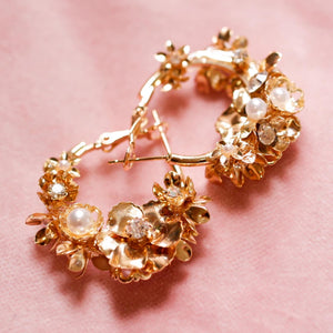 Numerous Flowers Pearl Huggie Earrings - Evelyn