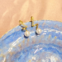Load image into Gallery viewer, 18K Gold Plated Twisted CZ Pearl Drop Earrings