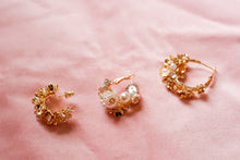 將圖片載入圖庫檢視器 Numerous Flowers Pearl Hoop Earrings - Emma