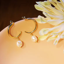 將圖片載入圖庫檢視器 18K Gold Plated C Shape Gold Foiled Baroque Pearl Drop Earrings