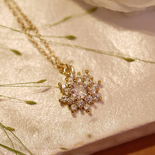 將圖片載入圖庫檢視器 18K Gold Plated  Cubic Zirconia Snowflake Necklace