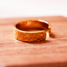 將圖片載入圖庫檢視器 Spanish 18K Gold Plated Titanium Hammered Ring