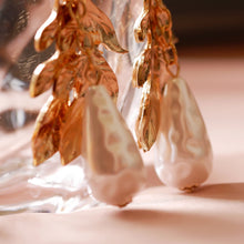 將圖片載入圖庫檢視器 18K Gold Plated Drop Shaped Pearl and Leaf Drop Earrings
