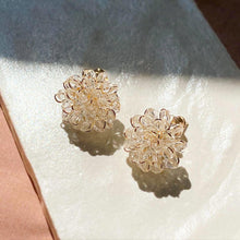 將圖片載入圖庫檢視器 18K Gold Plated Clear Flower Stud Earrings