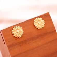 將圖片載入圖庫檢視器 18K Gold Plated Titanium Chrysanthemum Earrings