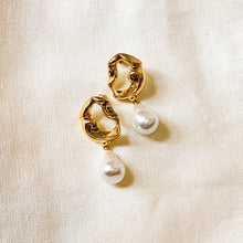 將圖片載入圖庫檢視器 Swirl Earrings in Brass with Pearl