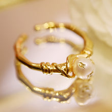 將圖片載入圖庫檢視器 18K Gold Plated Knots Gold Foiled Baroque Pearl Open Ring