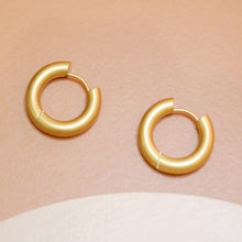 將圖片載入圖庫檢視器 Matte Gold Plated Simple Hoop Huggie Earrings