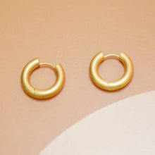 將圖片載入圖庫檢視器 Matte Gold Plated Simple Hoop Huggie Earrings