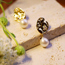 將圖片載入圖庫檢視器 18K Gold Plated Rippled Dise Baroque Pearl Drop Earrings