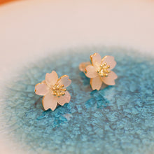 Load image into Gallery viewer, 18K Gold Plated Shell Flower Stud Earrings