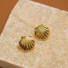 將圖片載入圖庫檢視器 18K Gold Plated Shell Stud Earrings