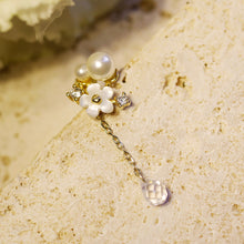 將圖片載入圖庫檢視器 18K Gold Plated Shell Flower Pearl Crystal Drop Earrings
