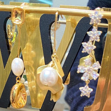 將圖片載入圖庫檢視器 Matte Gold Flower Pearl Earrings