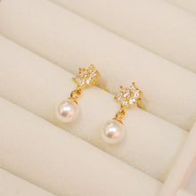 將圖片載入圖庫檢視器 18K Gold Plated Zircon Flower with Pearl Earrings