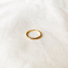 將圖片載入圖庫檢視器 Cubic Zirconia Hammered Ring in Brass