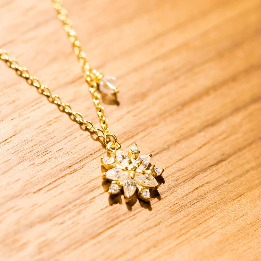 18K Gold Plated X‘mas Snowflake with Crystal Necklace