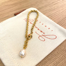 將圖片載入圖庫檢視器 18K Gold Plated Twisted Bracelet with Baroque Pearl